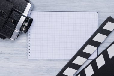 Klaket, video kamera ve Defter kayıtları için yönetmenin tablo ışık arka plan üzerinde vardır