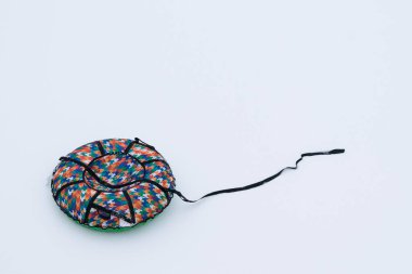 kar beyaz üzerinde sürme için hava ile şişirilen atlı kızak yuvarlak