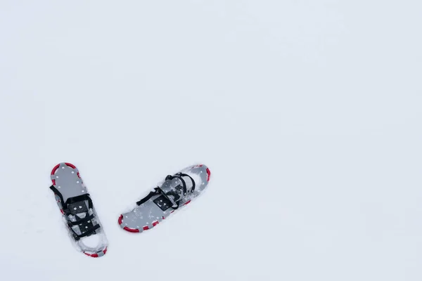 Raquetas Nieve Yacen Sobre Nieve Blanca —  Fotos de Stock