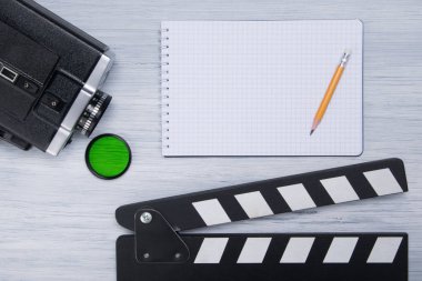 video kamera ile yeşil bir süzgeç ve filme, yanında bir not defteri için bir çift