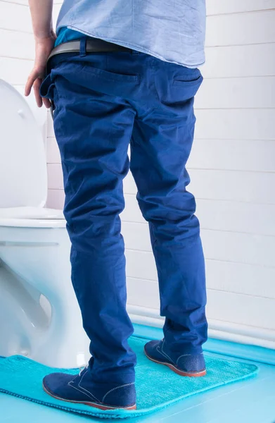 Muž Modrých Kalhotách Zklamal Jeho Kalhoty Chcaní Záchodě — Stock fotografie