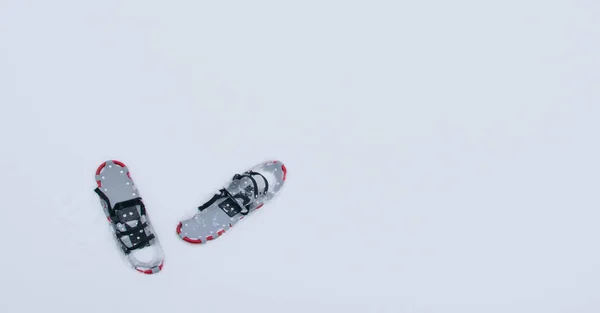 Een Paar Van Sneeuwschoenen Witte Sneeuw Juiste Een Plek Voor — Stockfoto