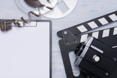 Eski video kaset ve operatörün şeyler hafif bir arka plan üzerinde kavramı