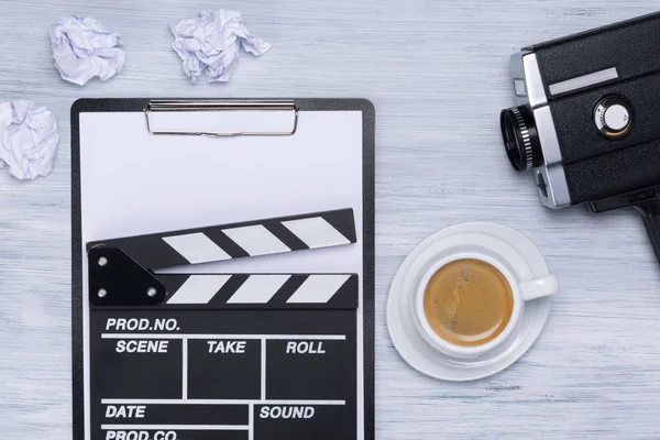 Une Tablette Pour Scénario Film Une Tasse Café Sur Table — Photo