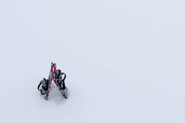 Achtergrond Van Witte Sneeuw Zijn Twee Sneeuwschoenen — Stockfoto