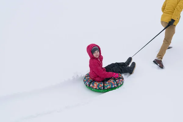 Dívka Červené Bundě Přenášený Nafukovací Kola Saně Sněhu — Stock fotografie