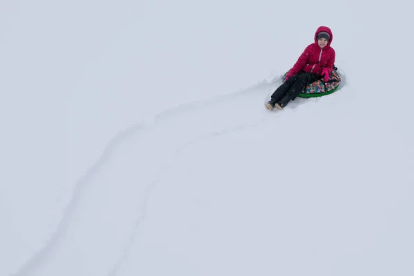 Fille Roule Vers Bas Une Colline Neige Sur Tube Gonflable — Photo