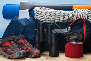 şey hayatta kalmak için ormanın içinde ve açık havada dağlarda takım