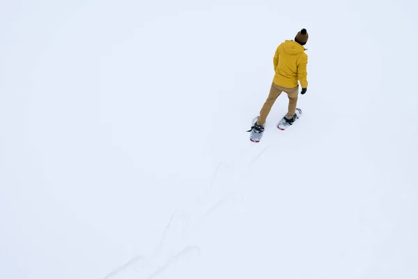 Člověk Jde Sněhu Speciálních Botách Sněžnice — Stock fotografie