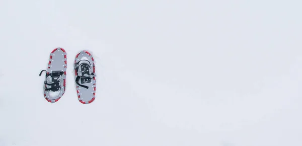Een Paar Van Sneeuwschoenen Witte Pluizige Sneeuw Juiste Een Plek — Stockfoto