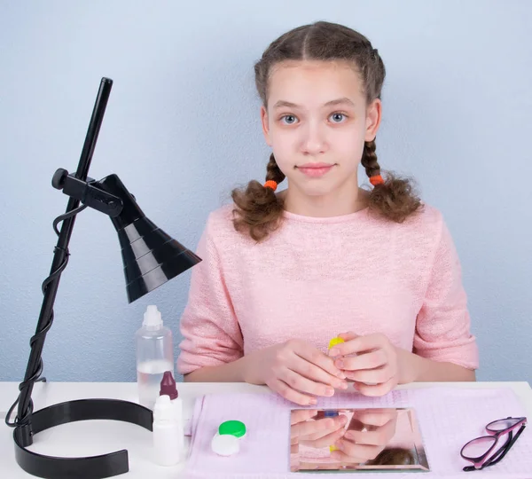 Meisje Met Twee Pigtails Zitten Aan Tafel Ingedrukt Houden Een — Stockfoto