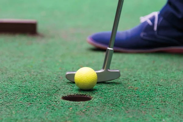 Jugador Hace Golpe Decisivo Juego Mini Golf — Foto de Stock