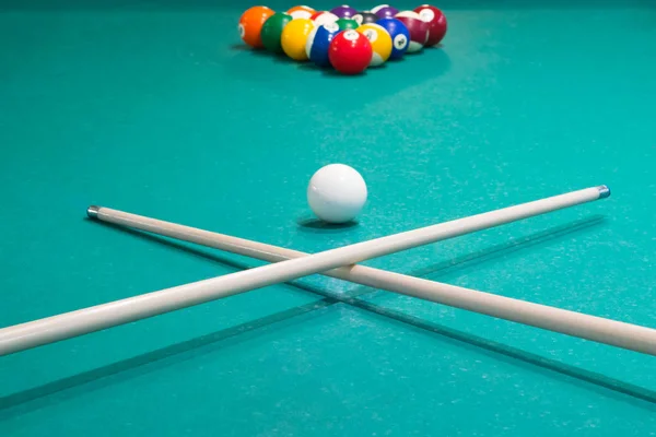 Zwei Cue Bälle Und Billard Auf Dem Spieltisch — Stockfoto