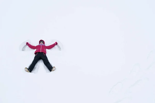 Girl Red Jacket Lying Snow Making Angel Figure Her Body — Stock Photo, Image