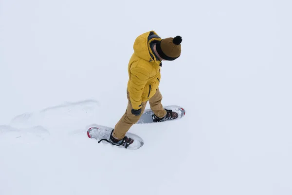 Homme Neige Avec Des Raquettes Laissant Des Empreintes Pas — Photo