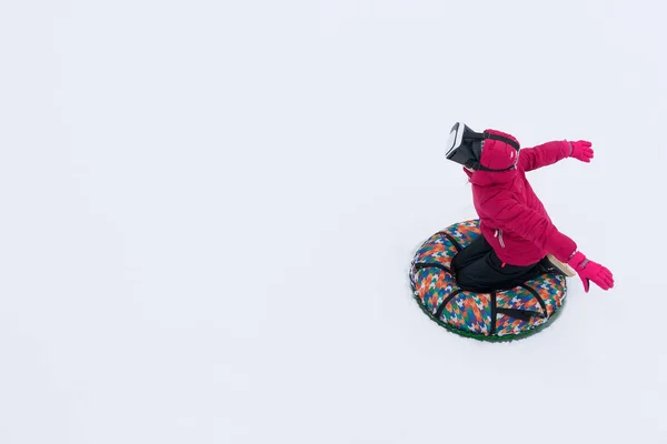 Menina Jaqueta Vermelha Olha Para Óculos Realidade Virtual Sentado Uma — Fotografia de Stock