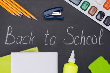 dizi derslerde, boyalar, okula geri yazıt ile kalemler