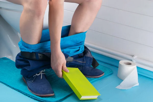 Uomo Bagno Seduto Sul Water Con Pantaloni Abbassati Con Libro — Foto Stock