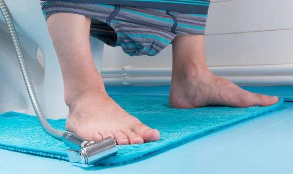 Hombre Baño Sentado Inodoro Con Los Pantalones Bajados Una Ducha — Foto de Stock