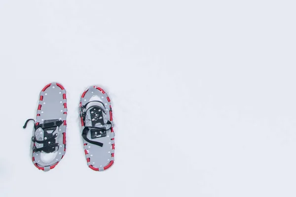 一双雪鞋 在白蓬松的雪 一个地方的题词 — 图库照片
