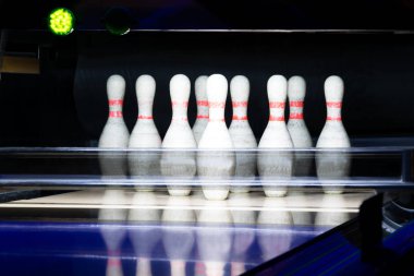 bowling pin oyun alanında mavi olarak yansıtılır