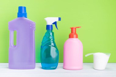 yeşil bir arka plan temizleme deterjanlar ile farklı şişeler