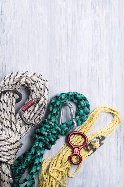 Üç ipleri düzgünce reeled ve hafif bir arka plan üzerinde yatıyordu