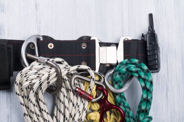 Üç ipler hafif bir arka plan üzerinde bir kemer kavram düzgünce dayan