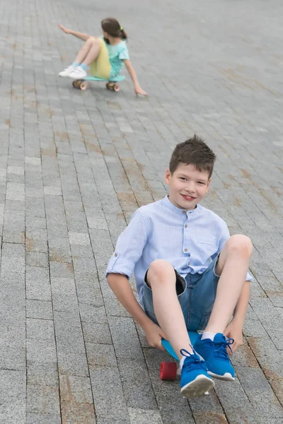 Βόλτα Για Αγόρι Και Κορίτσι Ένα Skateboard Κατά Μήκος Του — Φωτογραφία Αρχείου