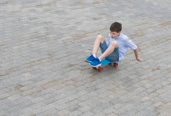 Хлопчик Їде Блакитному Скейті Дорозі Міському Парку — стокове фото