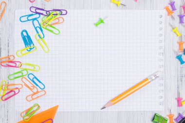 notlarda, çok renkli ataç ve düğmeleri çevrili basit bir kalem ile bir kafes içinde bir sayfa