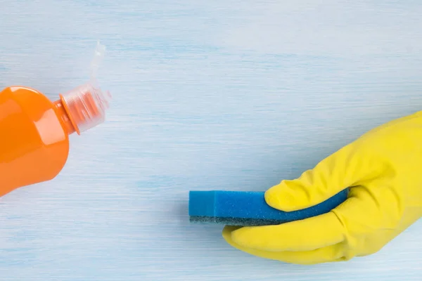 Sobre Fondo Azul Una Mano Guante Protector Sosteniendo Una Esponja — Foto de Stock