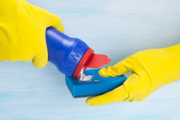 Auf Blauem Hintergrund Die Hände Schutzhandschuhen Einen Schaumschwamm Zur Reinigung — Stockfoto