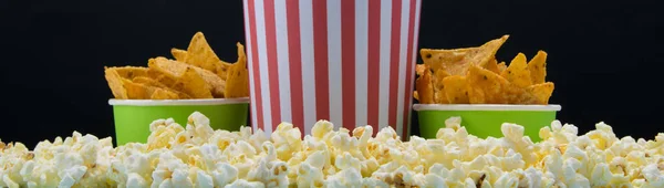 Spridda Popcorn Två Hinkar Med Nachos — Stockfoto
