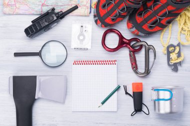 şeyler kurulu hafif bir arka plan üzerinde aşırı bir zam için kavramı