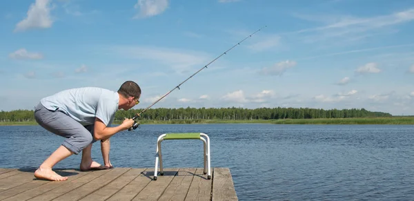 Uomo Con Gli Occhiali Sport Una Gara Pesca — Foto Stock