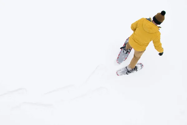 Людина Снігоходах Йде Сніг Довгий Похід — стокове фото