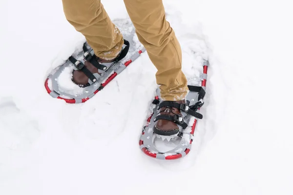 Close Andando Neve Dispositivos Especiais Snowshoes Para Uma Melhor Manobrabilidade — Fotografia de Stock