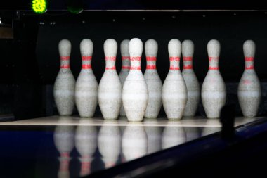beyaz bowling oyun alanına pimleri