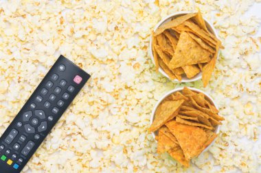 Uzaktan kumanda düğmeleri ile cips ile dolu iki kağıt bardak Mısır üzerinde aittir