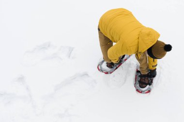 karda yürümek için özel bir cihaz..... .adam kışın niteliğine kullanıyor