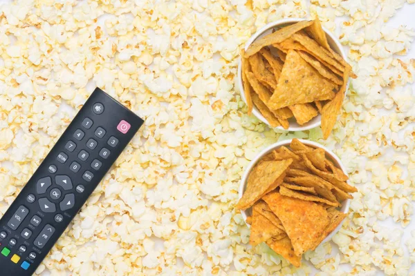 Uzaktan kumanda düğmeleri ile cips ile dolu iki kağıt bardak Mısır üzerinde aittir