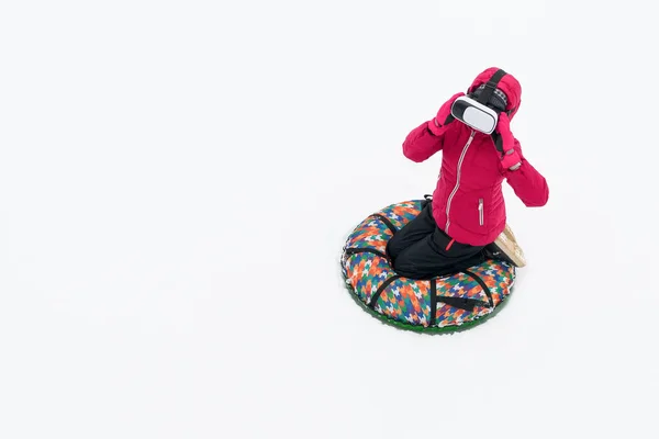 Chica Mira Gafas Realidad Virtual Sentado Trineo Goma — Foto de Stock