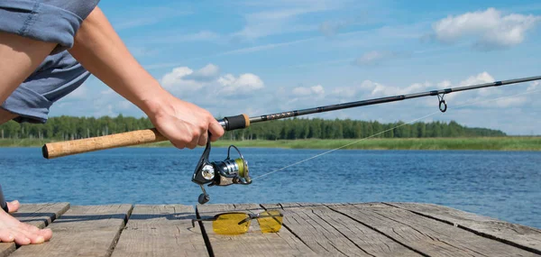 Homem Cais Segurando Uma Vara Giratória Para Pesca Close — Fotografia de Stock