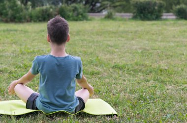 Açık havada parkta yoga yaparken çocuk