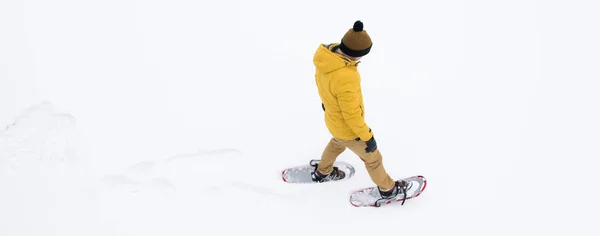 Homme Hiver Des Vêtements Jaunes Marchant Sur Neige Blanche Raquettes — Photo