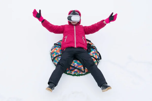 Dívka Brýlemi Virtuální Realita Sedící Tvarohový Koláč Pozadí Bílého Sněhu — Stock fotografie