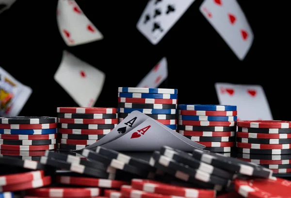 Kaarten Chips Voor Het Spelen Van Poker Achtergrond Van Dalende — Stockfoto