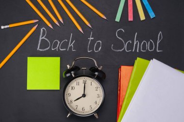 Okul arka plan nesneleri eğitim ve ileti örneği ile tahta üzerinde yazıt ile