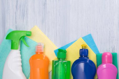 şirketten gri bir arka plan temizleme sıvıları, öğelerin çok renkli ayarla, yazıt için bir yer